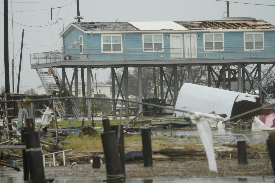 Esta fotografía muestra una casa dañada en una zona inundada el viernes 28 de agosto de 2020 en Cameron, Luisiana, tras el paso del huracán Laura. (AP Foto/David J. Phillip)