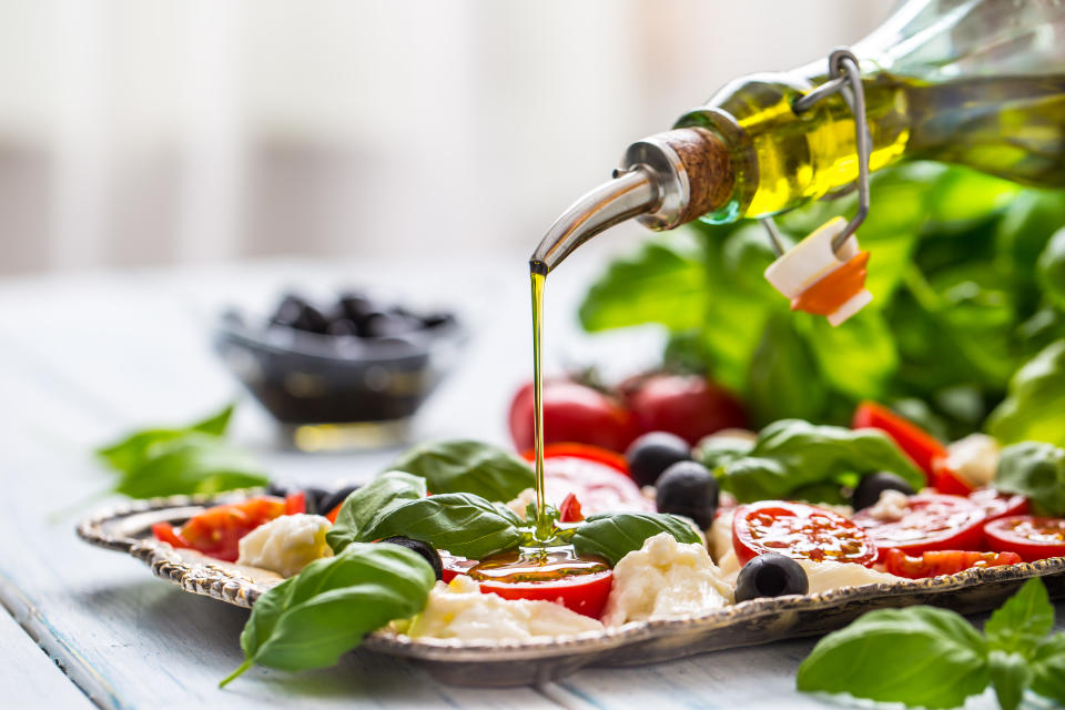 Investigadores españoles confirman que la dieta mediterránea regada con aceite de oliva virgen extra evita el inicio de terapia farmacológica. (Foto: Getty)