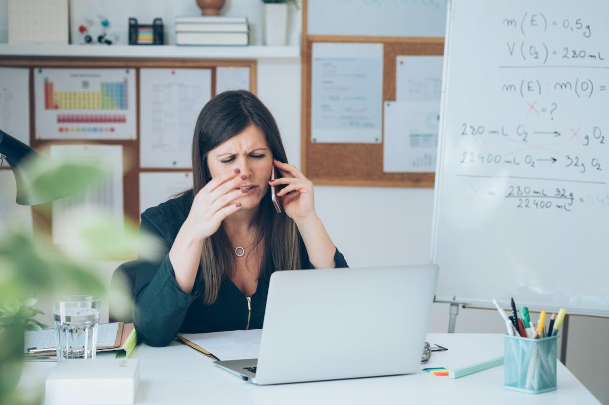 <a href="https://www.shutterstock.com/es/image-photo/upset-female-professor-talking-on-mobile-1951271824" rel="nofollow noopener" target="_blank" data-ylk="slk:Shutterstock / Tijana Simic;elm:context_link;itc:0;sec:content-canvas" class="link ">Shutterstock / Tijana Simic</a>