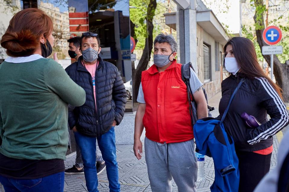 Familiares de Doris Garro en la puerta de la clínica Santa María, en Mendoza, esperan para ver a la mujer