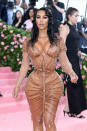 Kim Kardashian erinnerte auf der Met Gala in dem Naked-Wet-Dress von Mugler mit Wassertropfen-Applikationen an eine frisch dem Ozean entstiegene Meerjungfrau. (Bild: Getty Images)