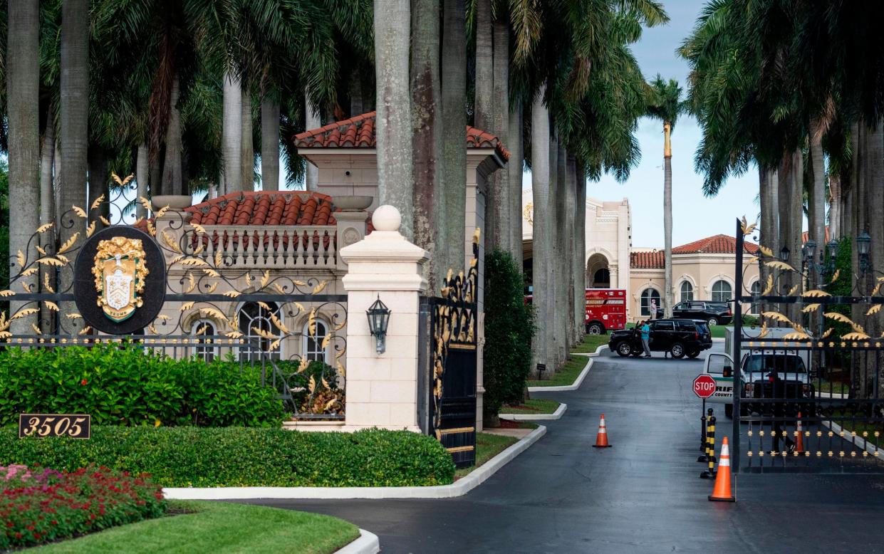 Secret Service agents take up positions at the Trump International Golf Club in Florida