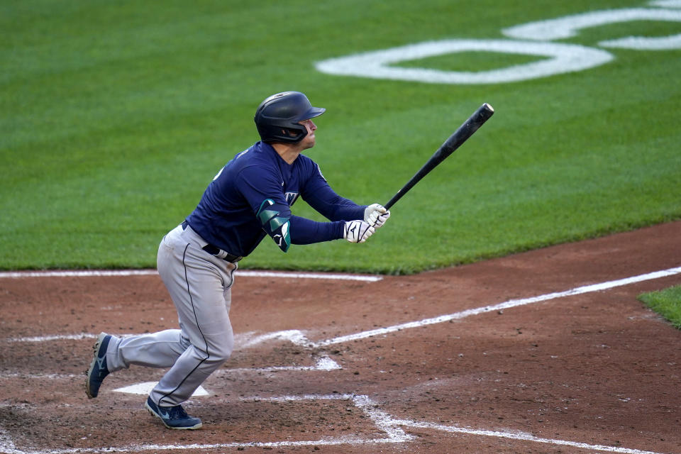 Kyle Seager, de los Marineros de Seattle, conecta un doblete en el octavo inning del primer juego de una doble cartelera ante los Orioles de Baltimore, el martes 13 de abril de 2021 (AP Foto/Julio Cortez)