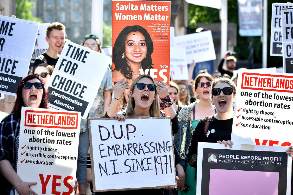 <p>In Irland haben die Menschen am Wochenende für die Legalisierung von Abtreibungen gestimmt. Unter bestimmten Voraussetzungen ist das Töten eines Fötus nun bis zum sechsten Monat erlaubt. Nun verlangen auch die Menschen in Nordirland eine Abstimmung darüber. Auf den Straßen von Belfast forderten Hunderte Nordiren am Montag die Lockerung der aktuellen Abtreibungsgesetze. (Bild: Charles McQuillan/Getty Images) </p>