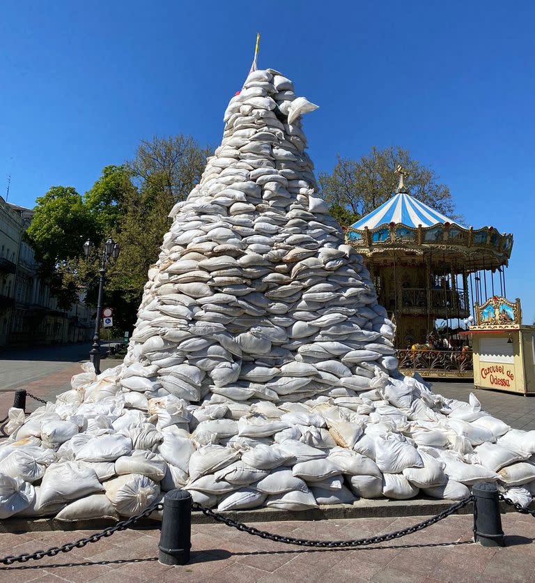 Bolsas de arena tapan el monumento al duque de Richelieu en Odessa