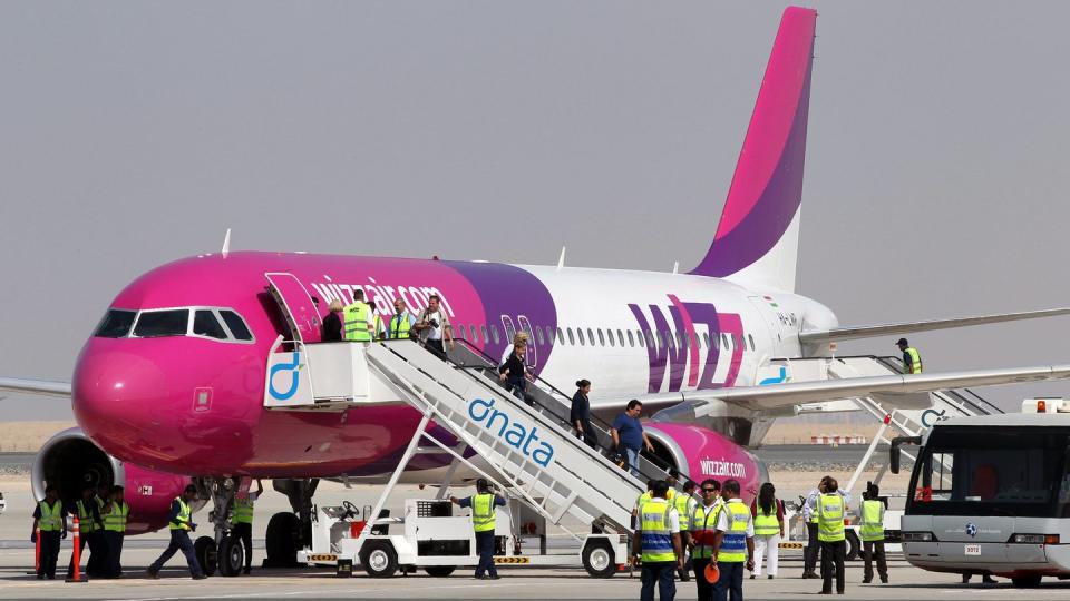 Eine Maschine der ungarischen Fluggesellschaft Wizz Air in Dubai. Foto: Ali Haider/EPA/dpa