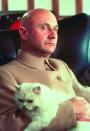 Bösewicht Ernst Stavro Blofeld (Donald Pleasence) taucht in insgesamt sechs Bond-Verfilmungen auf und durfte sich dabei mehrmals über tierische Gesellschaft am Set freuen. Die Perserkatze hat aber keineswegs eine weiße Weste. (Bild: Fox)