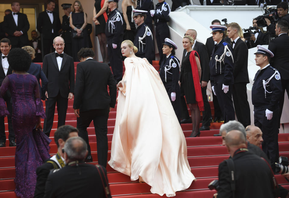 El presidente del jurado, Alejandro Gonzalez Inarritu, izquierda y de espaldas, y Elle Fanning asisten a la inaguración del Festival de Cannes de 2019. (Arthur Mola/Invision/AP)