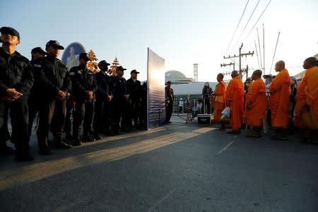 Thai police block Buddhist monks at the gate of Dhammakaya temple in Pathum Thani province, north of Thailand February 16, 2017. REUTERS/Jorge Silva