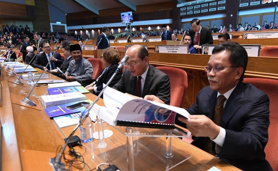 Sabah Chief Minister Datuk Seri Mohd Shafie Apdal (right) at the tabling of the Sabah Budget 2020 at the state assembly building in Kota Kinabalu November 15, 2019. — Bernama pic