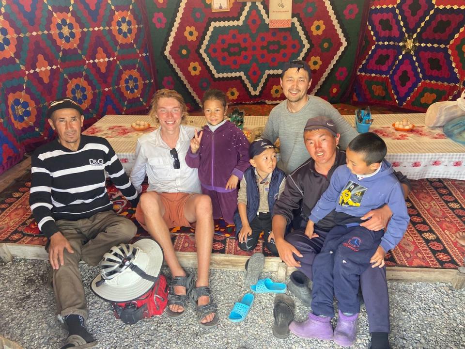 Swanson pasando tiempo dentro de la yurta de una familia nómada en Kirguistán. Cortesía: Adam Swanson
