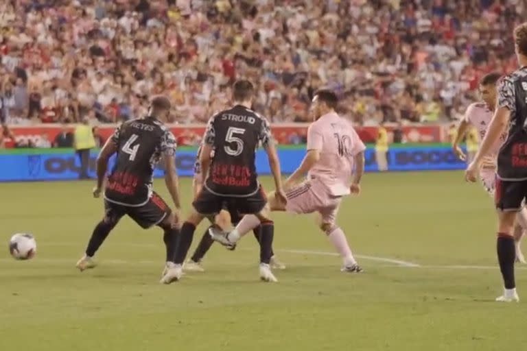 Rodeado por cuatro oponentes, Lionel Messi inventa un pase a un compañero que no está en el cuadro y ni siquiera está en el área: una genialidad conceptual y de ejecución del 10 de Inter Miami contra New York en su debut en la MLS.