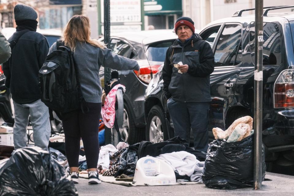 From early morning, migrants spread out stolen goods on the sidewalk on Roosevelt Avenue and sell them at a discount while ripped-off retailers can do nothing. Stephen Yang