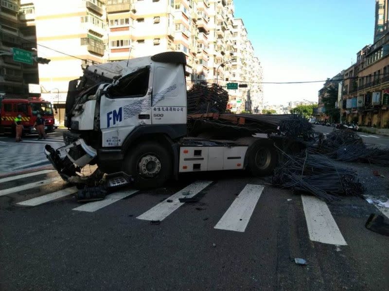 ▲新竹市建功一路、建中路口，今（8）日清晨6點40分左右，發生一起拖板車與公車相撞的車禍，之後又波及另輛休旅車，總共造成6人受傷。（圖／翻攝畫面）