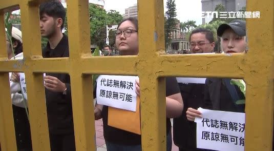 學生身穿深色衣服抗議，並要求蔣萬安道歉