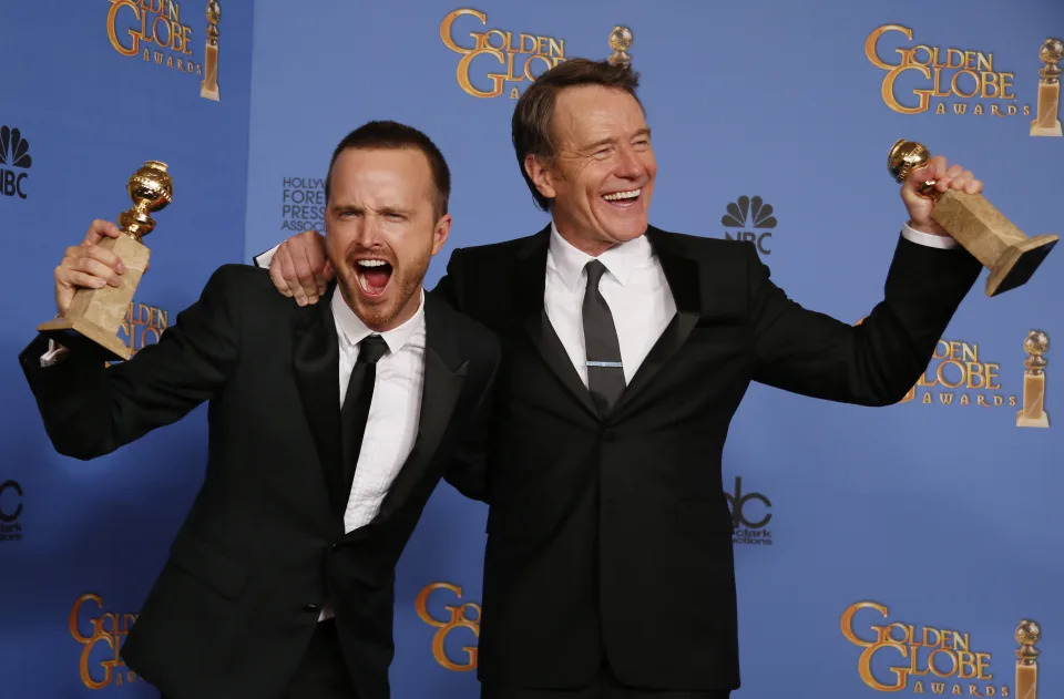 Los actores Bryan Cranston (derecha) y Aaron Paul (izquierda), premiados en la 71.ª edición anual de los Globos de Oro por sus papeles en la serie por 