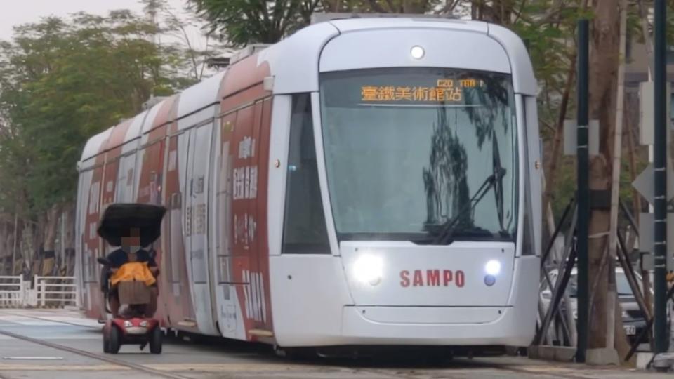 阿伯騎電動代步車與輕軌併排行駛。（圖／翻攝自網路）