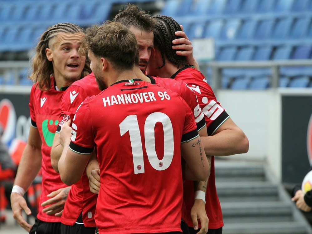 Hannover feiert den Aufstieg in die 3. Liga (IMAGO/Niklas Runne)