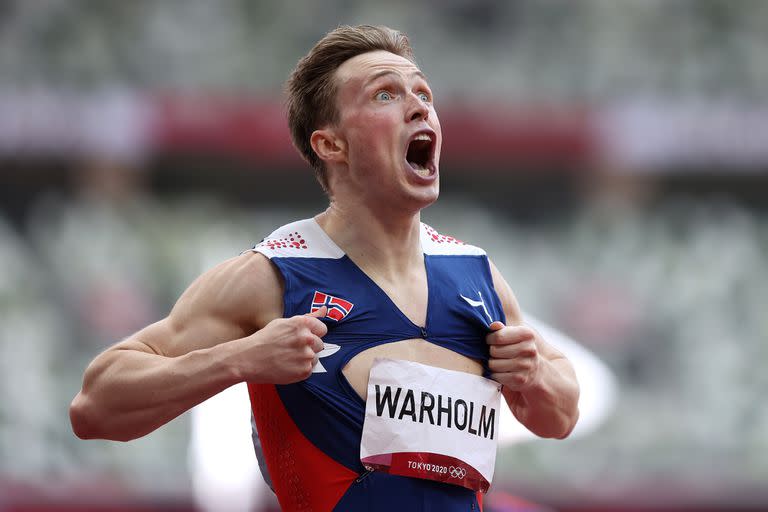 Karsten Warholm del equipo de Noruega reacciona después de ganar la medalla de oro en la final masculina de 400 m vallas