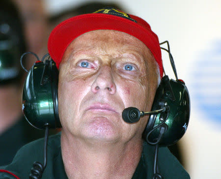 Foto de archivo de Niki Lauda en el box del equipo Jaguar durante una sesión de práctica para el Gran Premio de Austria. May 11, 2002. REUTERS/Leonhard Foeger