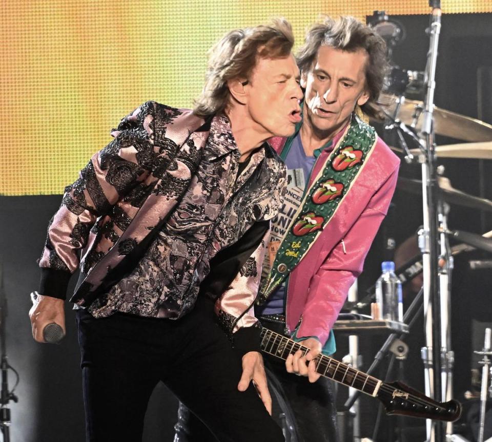 Los miembros de los Rolling Stone, Mick Jagger (izq) y Ronnie Wood pueden hablar de sus paternidades en edades avanzadas.