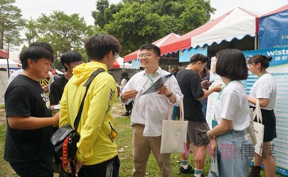 （觀傳媒雲林新聞）【記者洪佳伶／會。雲林報導】國立虎尾科技大學於24日與勞動部勞動力發展署雲嘉南分署，攜手中部科學園區聯合舉辦「虎力滿滿創薪程 校園徵才博覽會」搶「青」劫「才」。產業領域涵蓋半導體、精密機械、綠能、飛機維修等多元類別，現場超過百家企業於虎科大設攤徵才，提供3,800個工作機會。