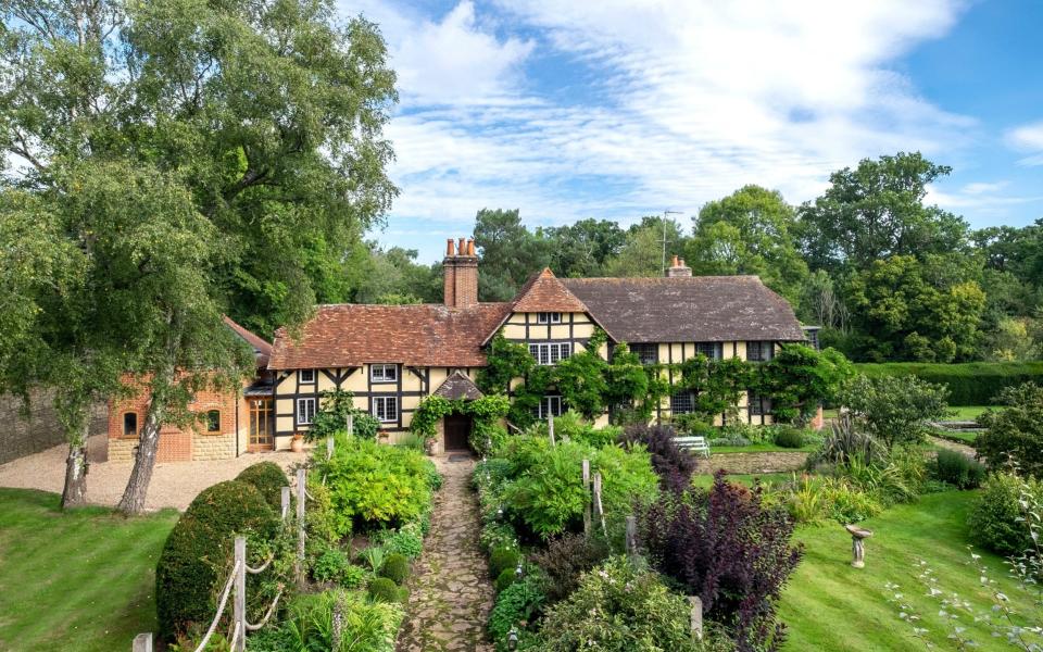 Hall’s Place, Frensham, Farnham, Surrey – Guide price £2.75m