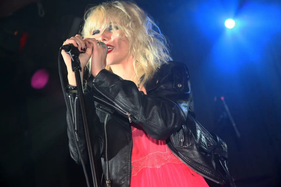 Taylor trat mit ihrer Band The Pretty Reckless auf der Party zu ihrem 16. Geburtstag im Jahr 2009 auf. Foto: Getty