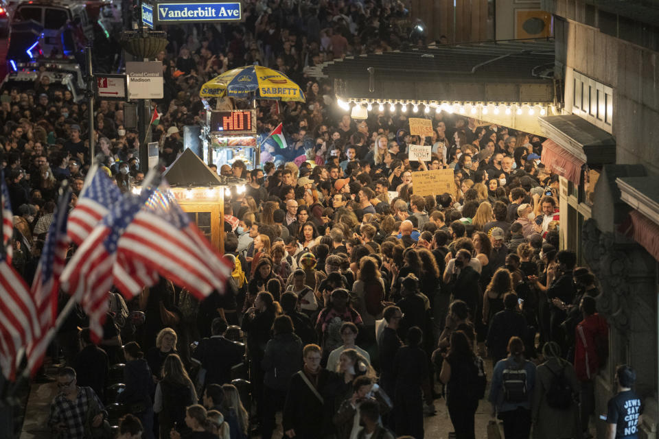 Manifestantes se congregan en la estación Grand Central Terminal durante una protesta para pedir un alto el fuego en la guerra entre Israel y Hamás, el 27 de octubre de 2023, en Nueva York. (AP Foto/Jeenah Moon)