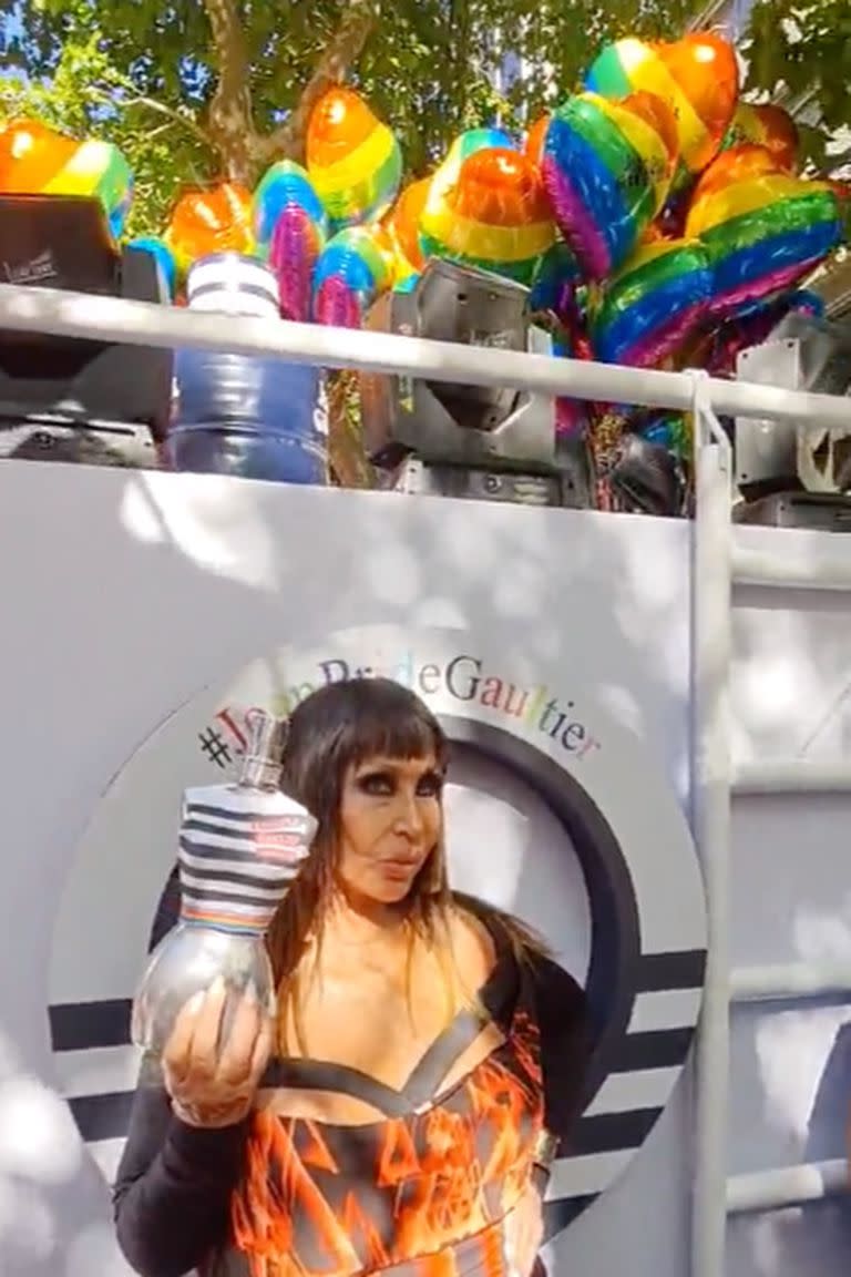 Moria Casán presente en la Marcha del Orgullo.