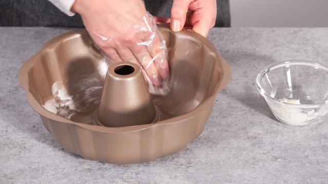 How to Grease a Cake Pan