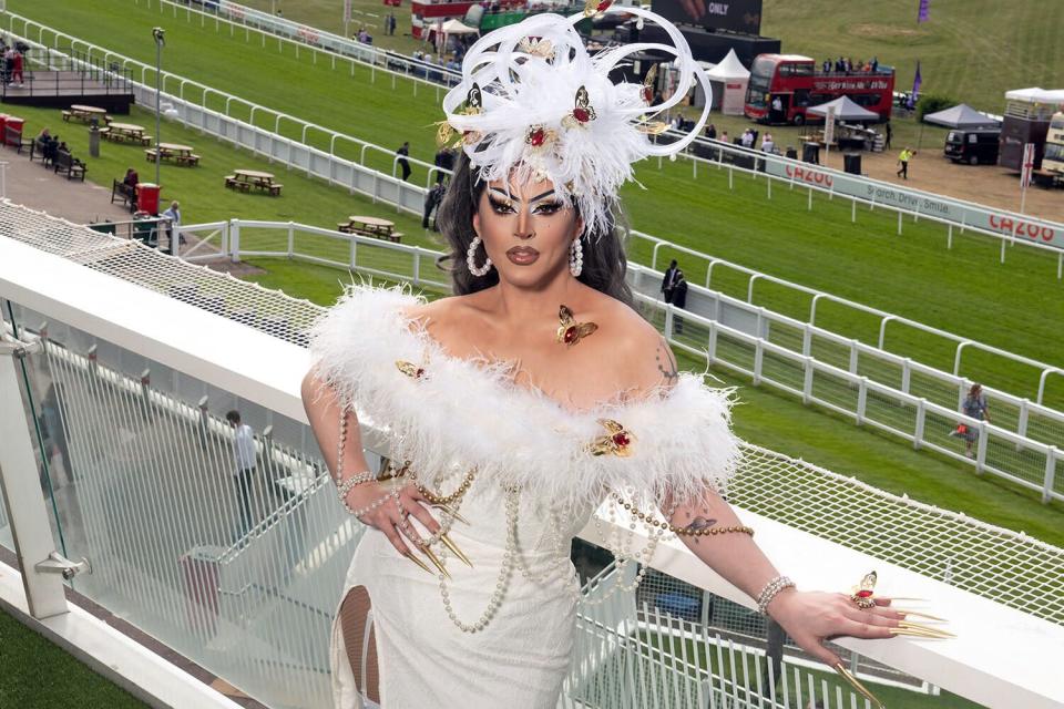 Cherry Valentine encabeza la lista de fabulosas drag queens en el Cazoo Derby, ya que el carnaval más espectacular de las carreras regresa al hipódromo de Epsom Downs.  De regreso más grande y mejor que nunca para 2022, Cazoo Derby Ladies Day da inicio a las celebraciones del fin de semana.  Drag talent celebra el festival de carreras Cazoo Derby, Ladies Day, Epsom Downs Racecourse, Surrey, Reino Unido - 03 de junio de 2022