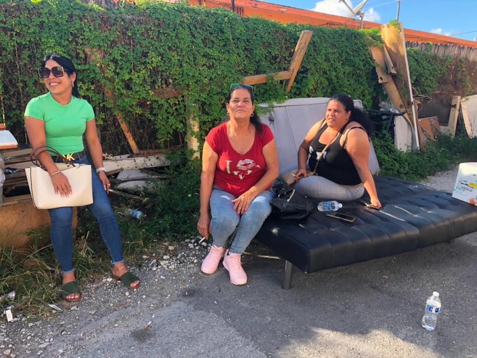 Yanislai Pita, de 37 años, María Magdalena Hernández de 61 años y su hija esperan por el dueño del edificio en 2350 Palm Avenue para poder recoger algunas de sus pertenencias luego de que el lunes 31 de octubre fuese desalojado el edificio por un derrumbe parcial en el pasillo del segundo piso