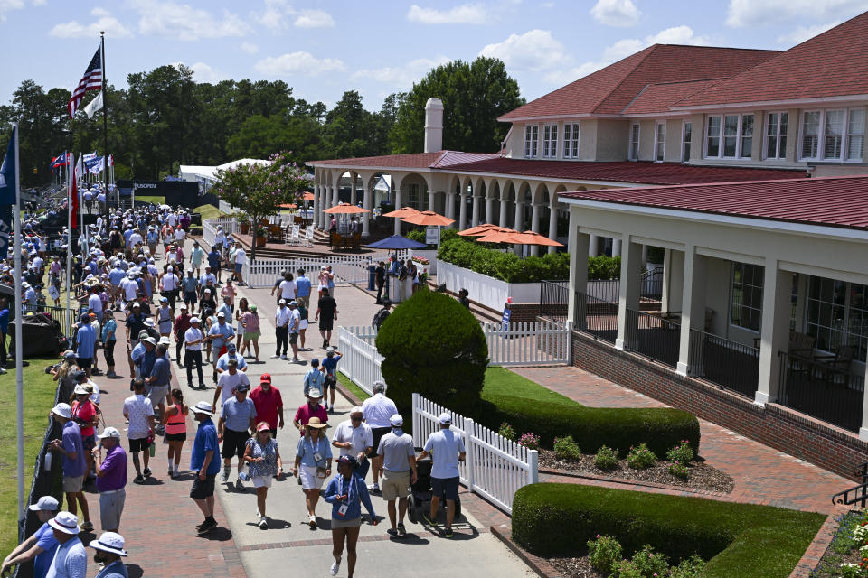 周二，球迷们在练习场和俱乐部会所里漫步。（Tracy Wilcox/PGA Tour via Getty Images）