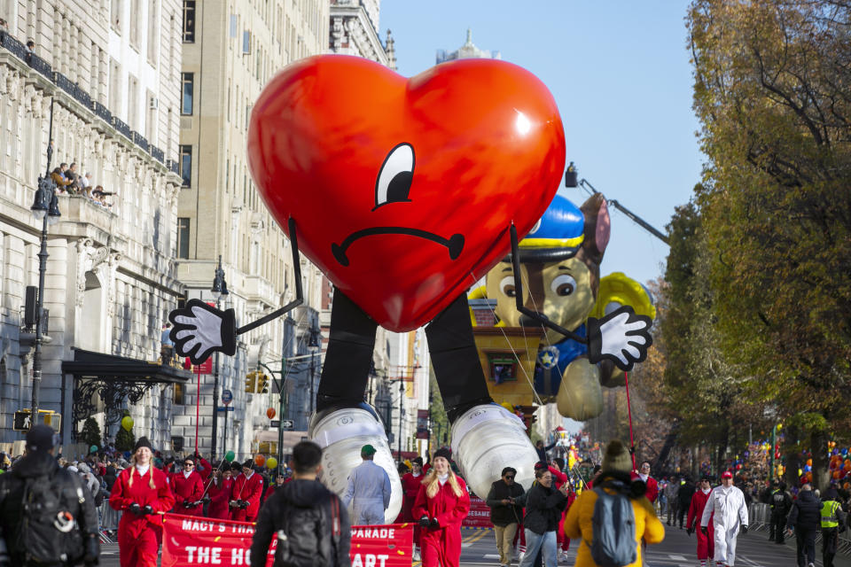 El globo Hottest Heart con el corazón de la portada del álbum "Un verano sin ti" de Bad Bunny en Central Park en Nueva York en el desfile del Día de Acción de Gracias de Macy's el 24 de noviembre de 2022. El álbum de Bad Bunny es uno de los álbumes del año seleccionados por The Associated Press. (Foto AP/Ted Shaffrey)