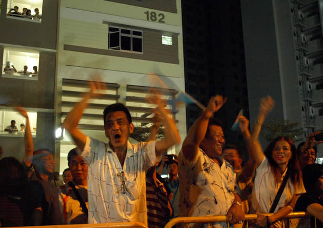 WP supporters line the streets around the perimeters of the field. (Yahoo! photo)