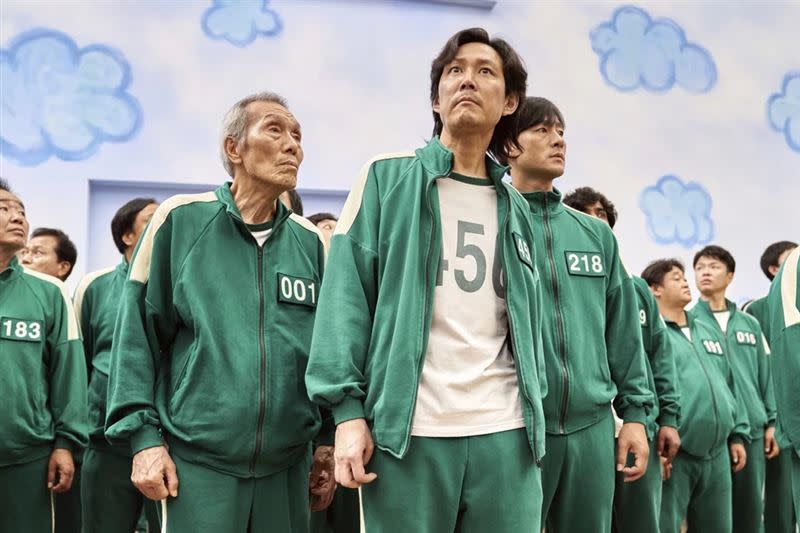 吳永洙（左）在《魷魚遊戲》中演出「001號吳一男」。（圖／Netflix提供）