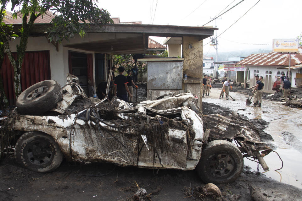 People inspect the damage by a flash flood in Agam, West Sumatra, Indonesia, Tuesday, May 14, 2024. Rescuers on Tuesday searched in rivers and the rubble of devastated villages for bodies, and whenever possible, survivors of flash floods that hit Indonesia's Sumatra Island over the weekend. (AP Photo/Sutan Malik Kayo)