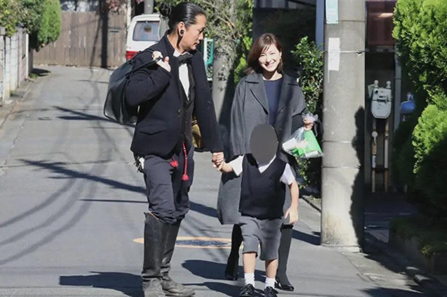 Candle JUN（左）和廣末涼子曾被拍到帶著兒子去上學。（翻攝自網路）