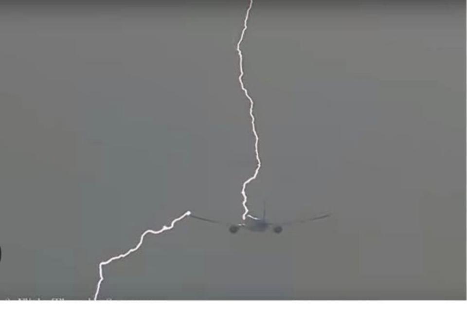 謝長廷搭機途中遇到雷擊，畫面非常驚險。（翻攝自臉書）