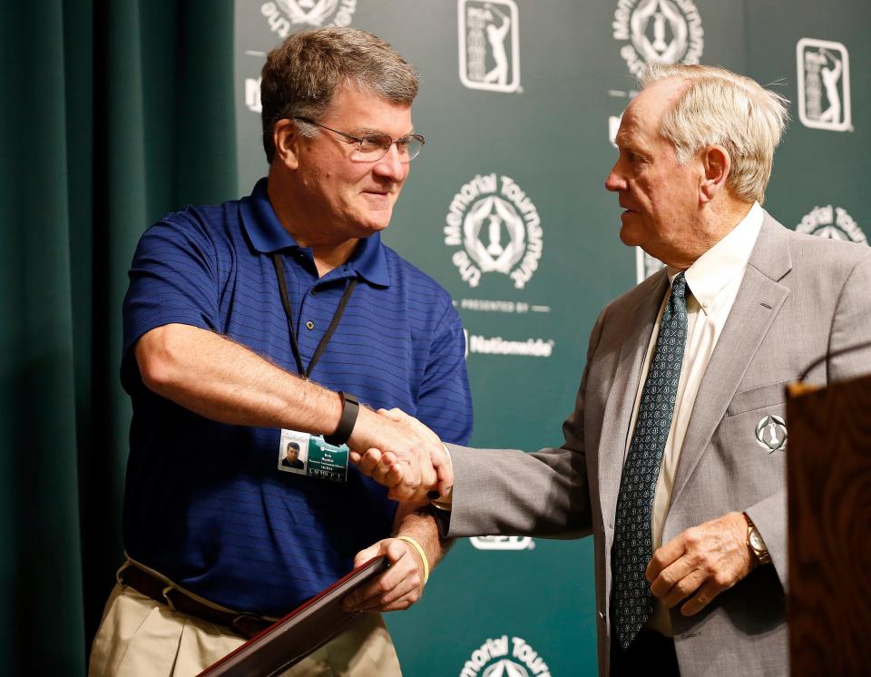 Former Dispatch sports writer Bob Baptist receives an autographed photo and a handshake from Jack Nicklaus during  a press conference for The Memorial Tournament at Muirfield Village Golf Club in Dublin on June 3, 2015. Baptist retired last month. (Adam Cairns / The Columbus Dispatch)