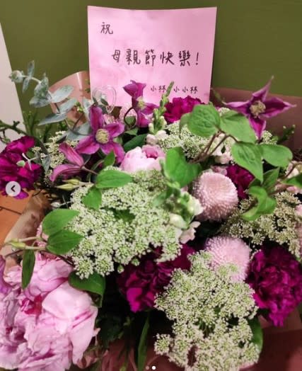 老公也送上鮮花祝福母親節快樂。（圖／翻攝林依晨IG）