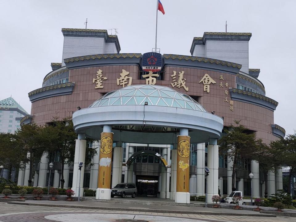 疫情起，各項防疫紛亂，針對近日防疫保單之亂，多位議員要求市府成立申訴平台。（記者林雪娟攝）