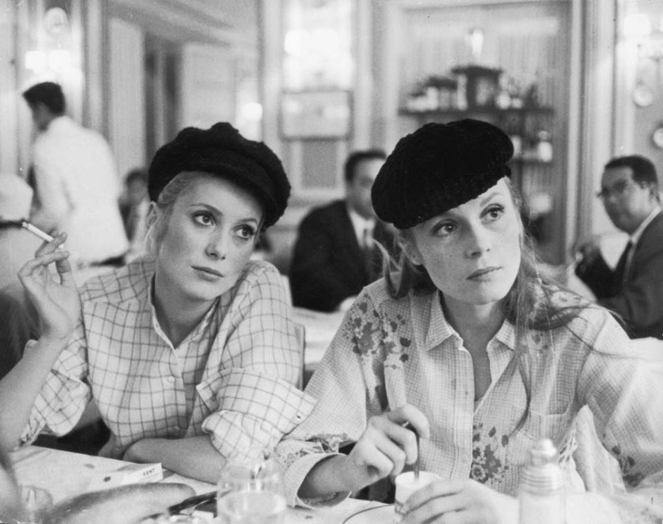 Elles avaient beau chanter qu'elles étaient sœurs jumelles dans le film <em>Les demoiselles de Rochefort</em>, pourtant Catherine Deneuve et Françoise Dorléac n'étaient nées ni le même jour, ni la même année. Partageant toutefois le même amour de la comédie, l'ainée - Françoise - aurait certainement pu connaitre une carrière aussi brillante que sa cadette si le destin n'en avait pas décidé autrement. En effet, le 26 juin 1967, la jeune femme de 25 ans se tuait dans un tragique accident de la route, laissant alors sa sœur totalement anéantie par cette perte. <em>"Sa disparition reste le plus grand drame de ma vie, c’est la chose la plus douloureuse que j’ai vécue"</em>, racontait-elle en 2017 à <em>Madame Figaro</em>. <em>"Le jour de sa mort, une chape de plomb s’est abattue sur nous, et parler d’elle est devenu impossible", </em>explique la comédienne, qui ne parviendra à évoquer publiquement ce drame que bien des années plus tard. (<em>Express/Express/Getty Images</em>)