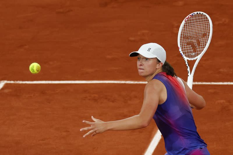 La polaca Iga Swiatek en acción durante su partido de primera ronda contra la francesa Leolia Jeanjean en el Abierto de Francia - Roland Garros, París