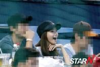 Yoonah and Seo In-gook's surprise encounter at a baseball game