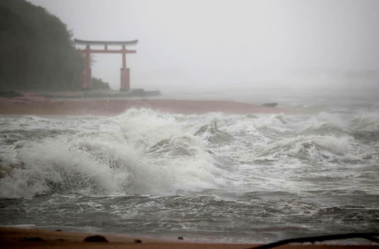 El destructivo paso del tifón Nanmadol por Japón, que dejó al menos un muerto y más de 60 heridos