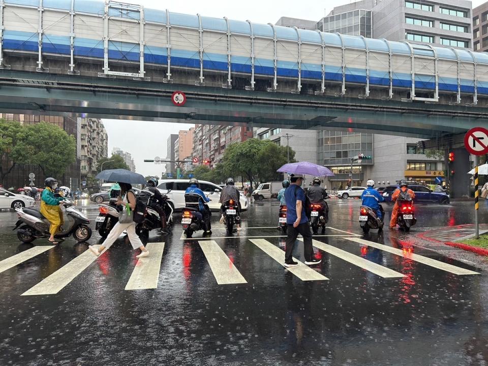 今(1)日受到颱風外圍環流影響，台灣北部及東北部地區有短暫陣雨，北部山區並有局部大雨發生的機率。   圖：林岑韋／攝