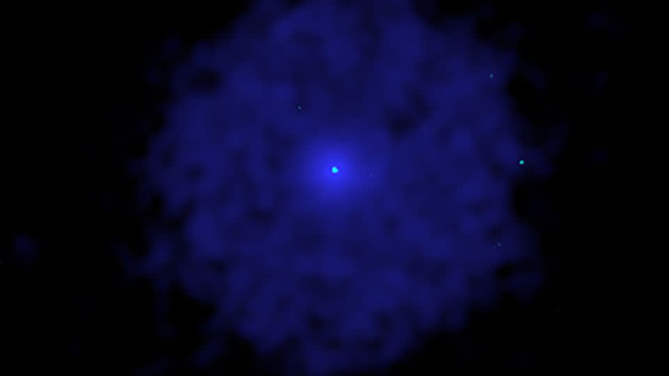 Les observations aux rayons X effectuées par le télescope XMM-Newton de l'Agence spatiale européenne montrent l'étendue de la nébuleuse de la supernova — un nuage géant de gaz et de poussière — et l'observatoire à rayons X Chandra de la NASA localise sa source centrale, une étoile naine blanche qui curieusement ne contient ni hydrogène ni hélium. - NASA/CXC/ESA