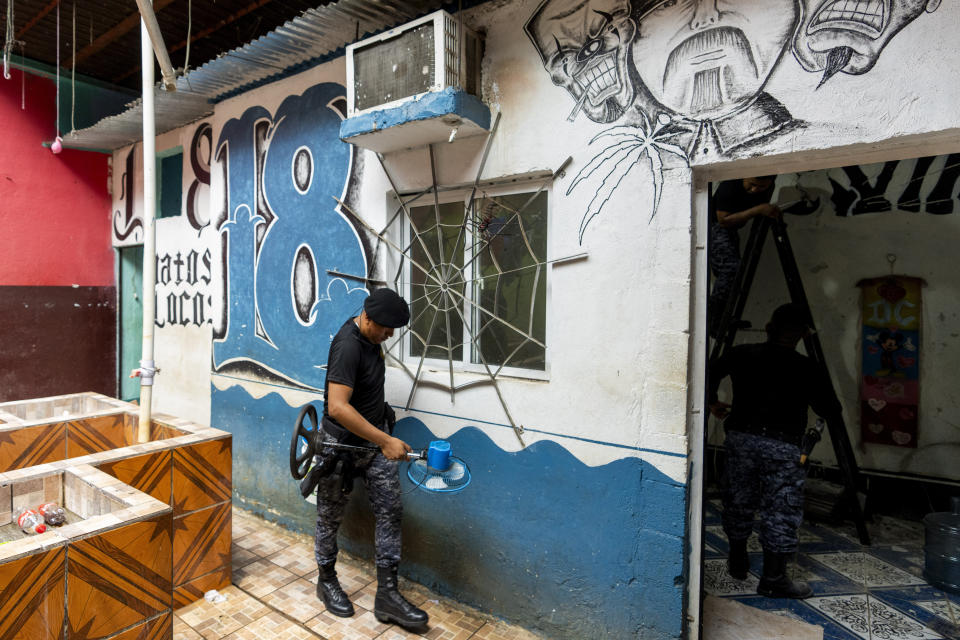 Un guardia camina junto al grafiti de la pandilla Barrio 18 dentro de la prisión de alta seguridad El Infiernito en Escuintla, Guatemala, el domingo 2 de junio de 2024. El Ministerio de Gobernación anunció que trasladó a unos 225 reos pertenecientes a la pandilla Barrio 18 para mejorar las condiciones de la prisión en la que estaban, reforzar las medidas de seguridad y evitar las extorsiones que se hacían desde la cárcel. (AP Foto/Moisés Castillo)